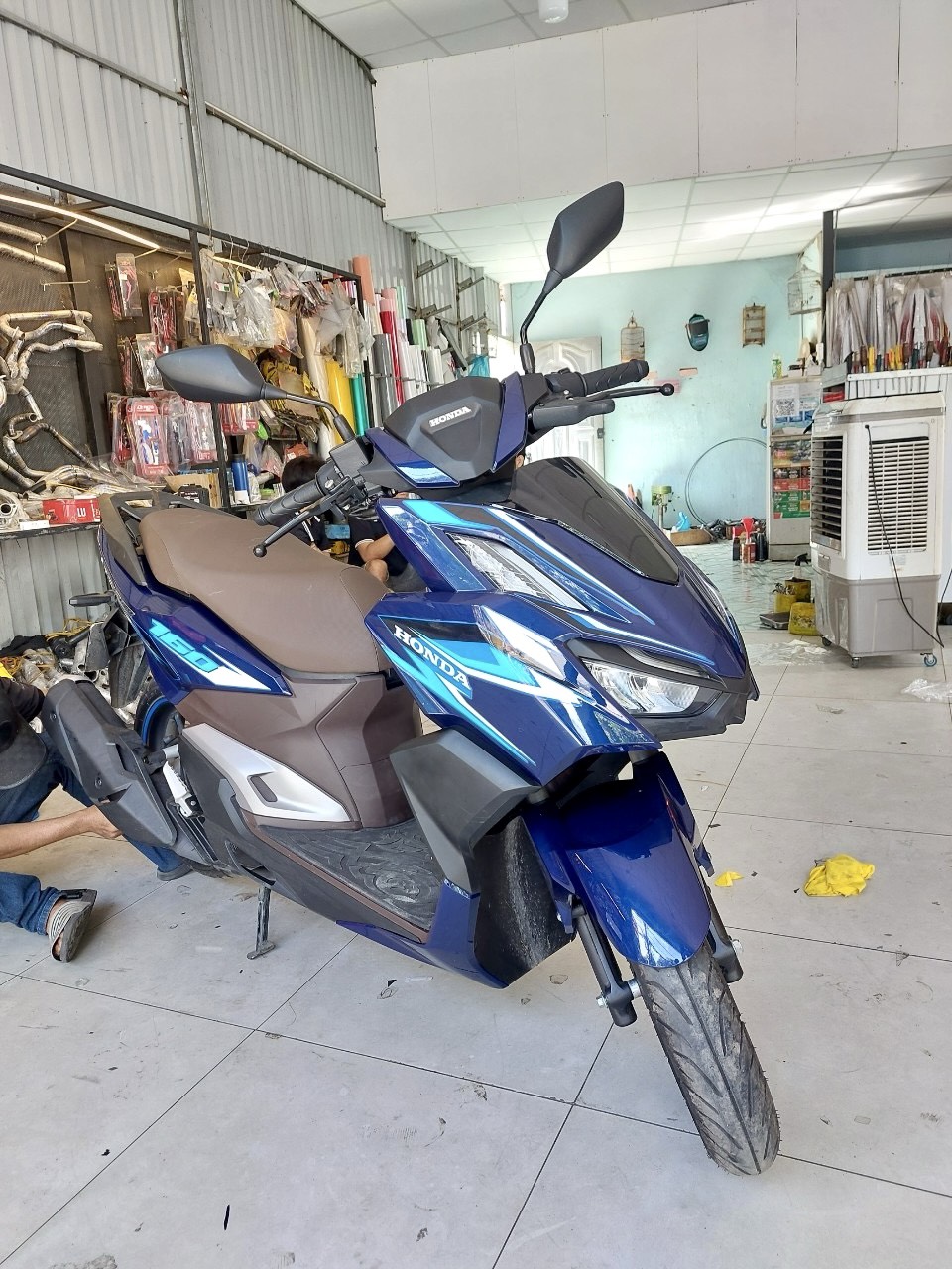 Quy Trình Chi Tiết Dán Tem Rời Cho Xe Vario tại Decal Phong Phú - Decal Xe Thủ Đức