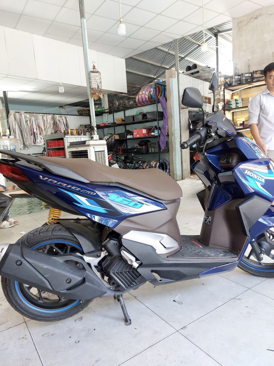 Quy Trình Chi Tiết Dán Tem Rời Cho Xe Vario tại Decal Phong Phú - Decal Xe Thủ Đức