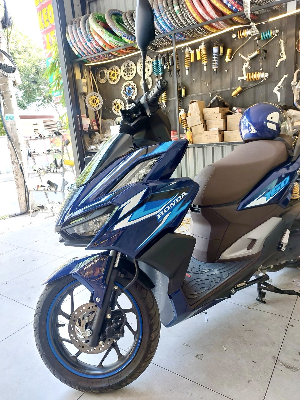 Quy Trình Chi Tiết Dán Tem Rời Cho Xe Vario tại Decal Phong Phú - Decal Xe Thủ Đức