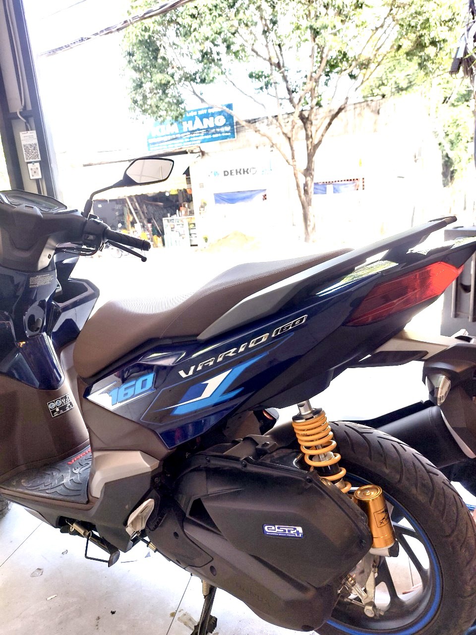 Quy Trình Chi Tiết Dán Tem Rời Cho Xe Vario tại Decal Phong Phú - Decal Xe Thủ Đức