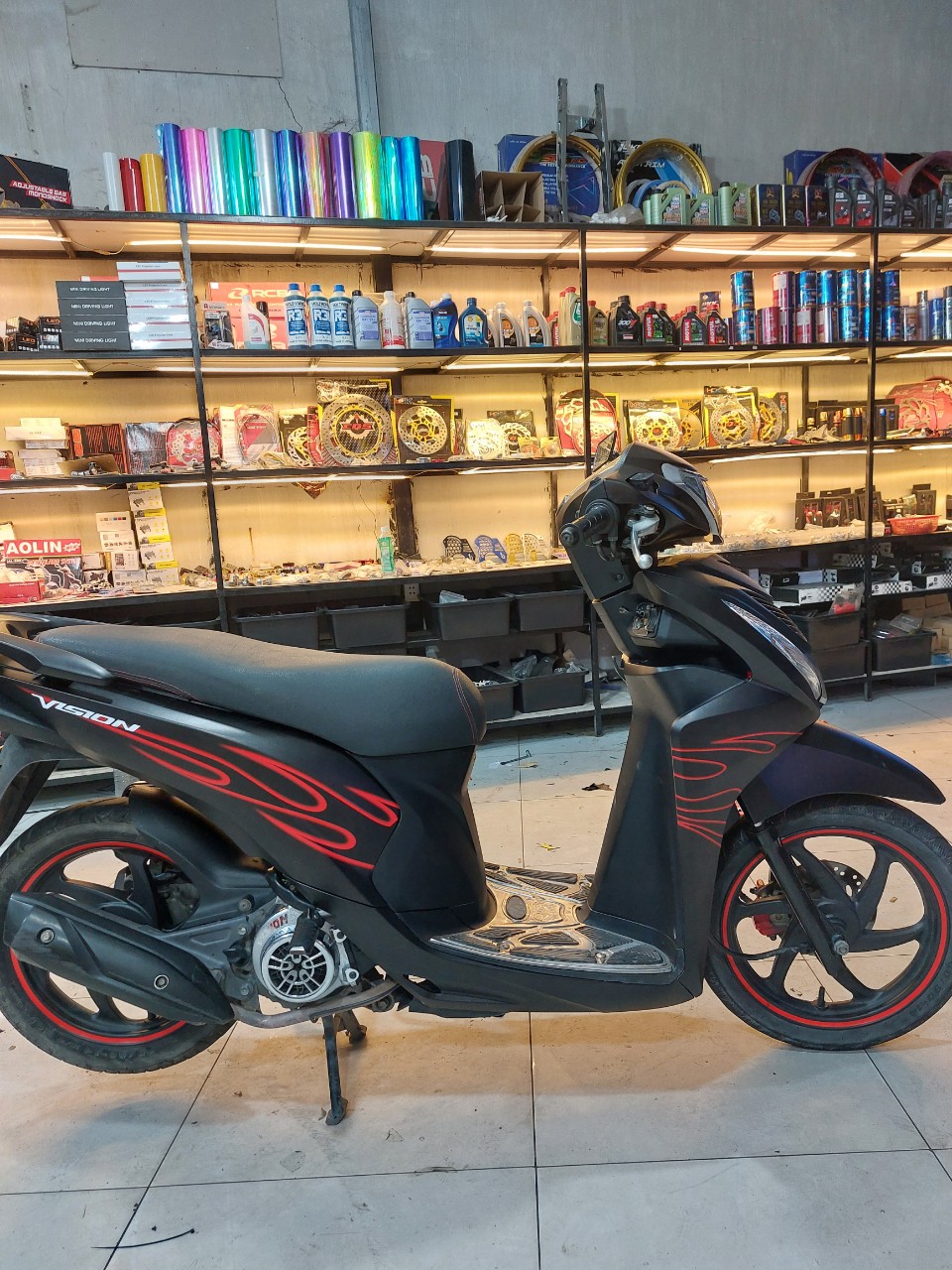 Quy Trình Chi Tiết Dán Tem Trùm Vison tại Decal Phong Phú - Decal Xe Thủ Đức
