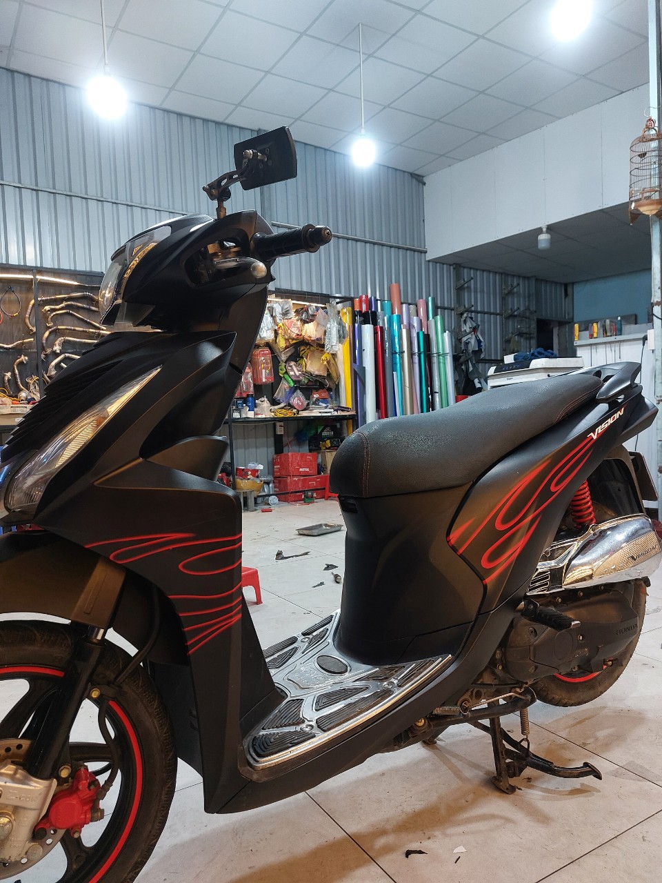 Quy Trình Chi Tiết Dán Tem Trùm Vison tại Decal Phong Phú - Decal Xe Thủ Đức