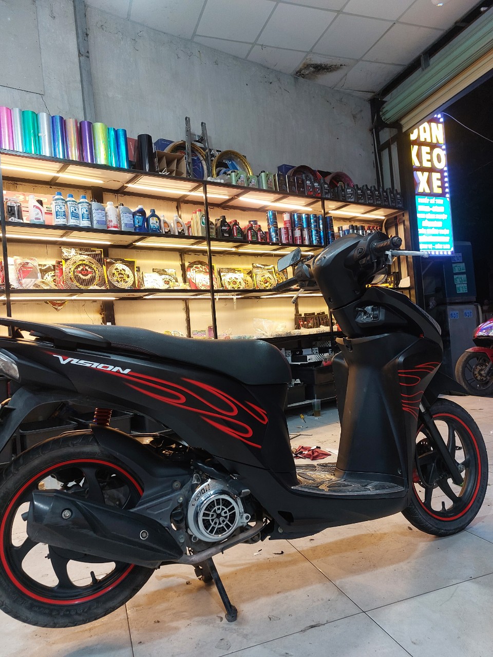Quy Trình Chi Tiết Dán Tem Trùm Vison tại Decal Phong Phú - Decal Xe Thủ Đức