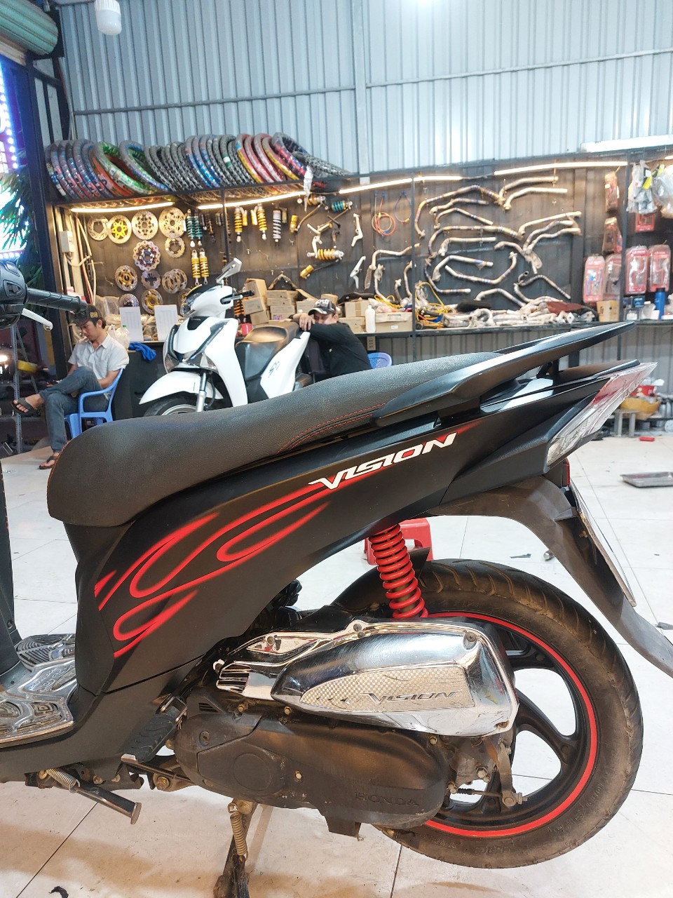 Quy Trình Chi Tiết Dán Tem Trùm Vison tại Decal Phong Phú - Decal Xe Thủ Đức