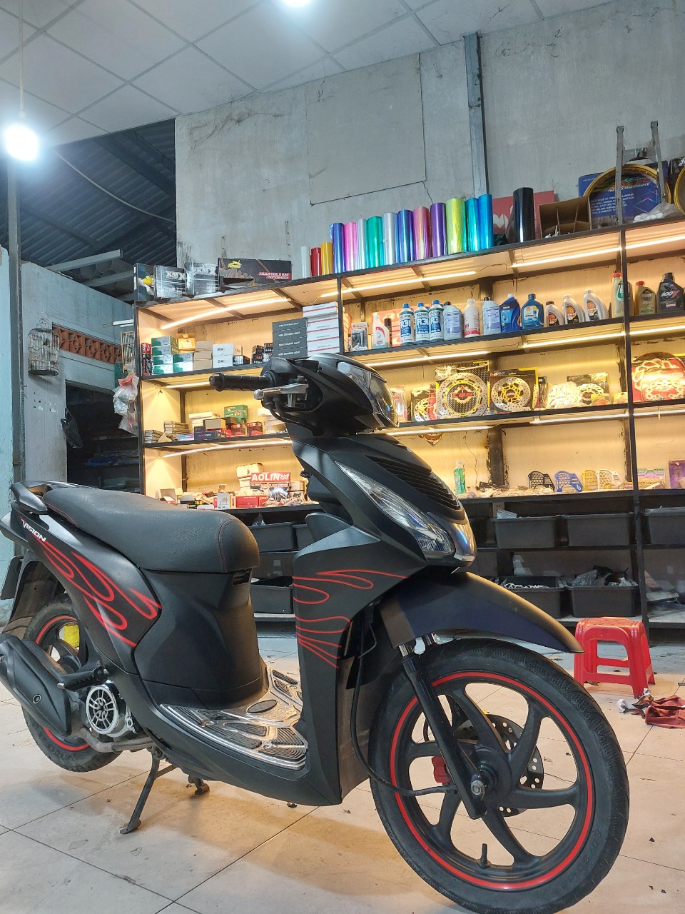 Quy Trình Chi Tiết Dán Tem Trùm Vison tại Decal Phong Phú - Decal Xe Thủ Đức