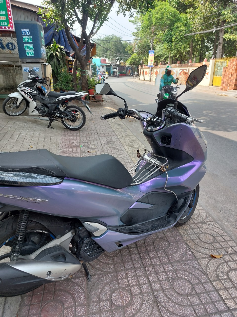 Dán Đổi Màu Xám Xi Măng Ánh Tím Cho Xe tại Decal Phong Phú