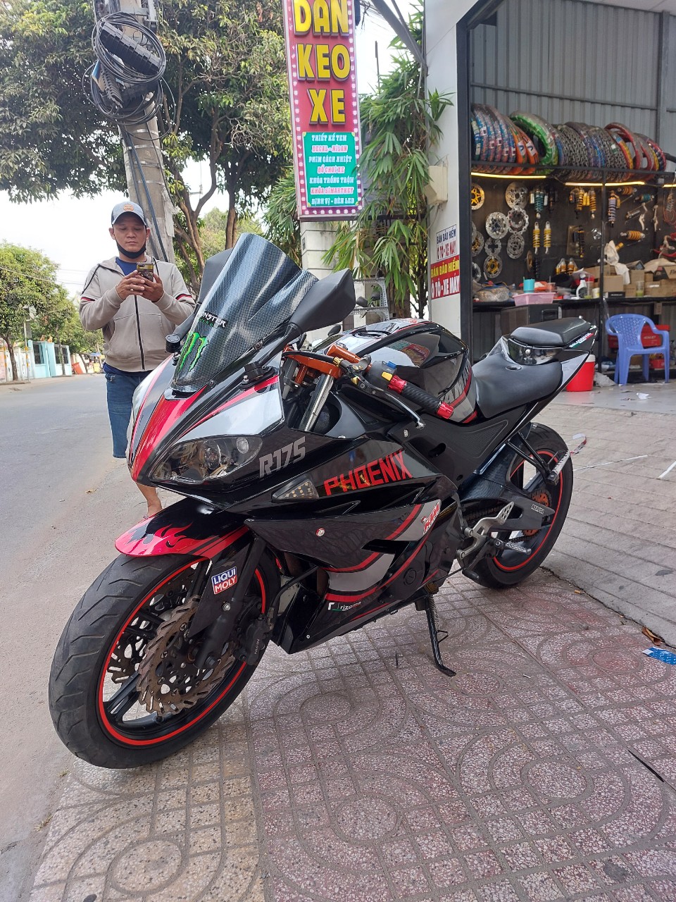 Chế Tem Mô Tô R175 Theo Yêu Cầu: Dịch Vụ Độc Đáo Tại Decal Thủ Đức