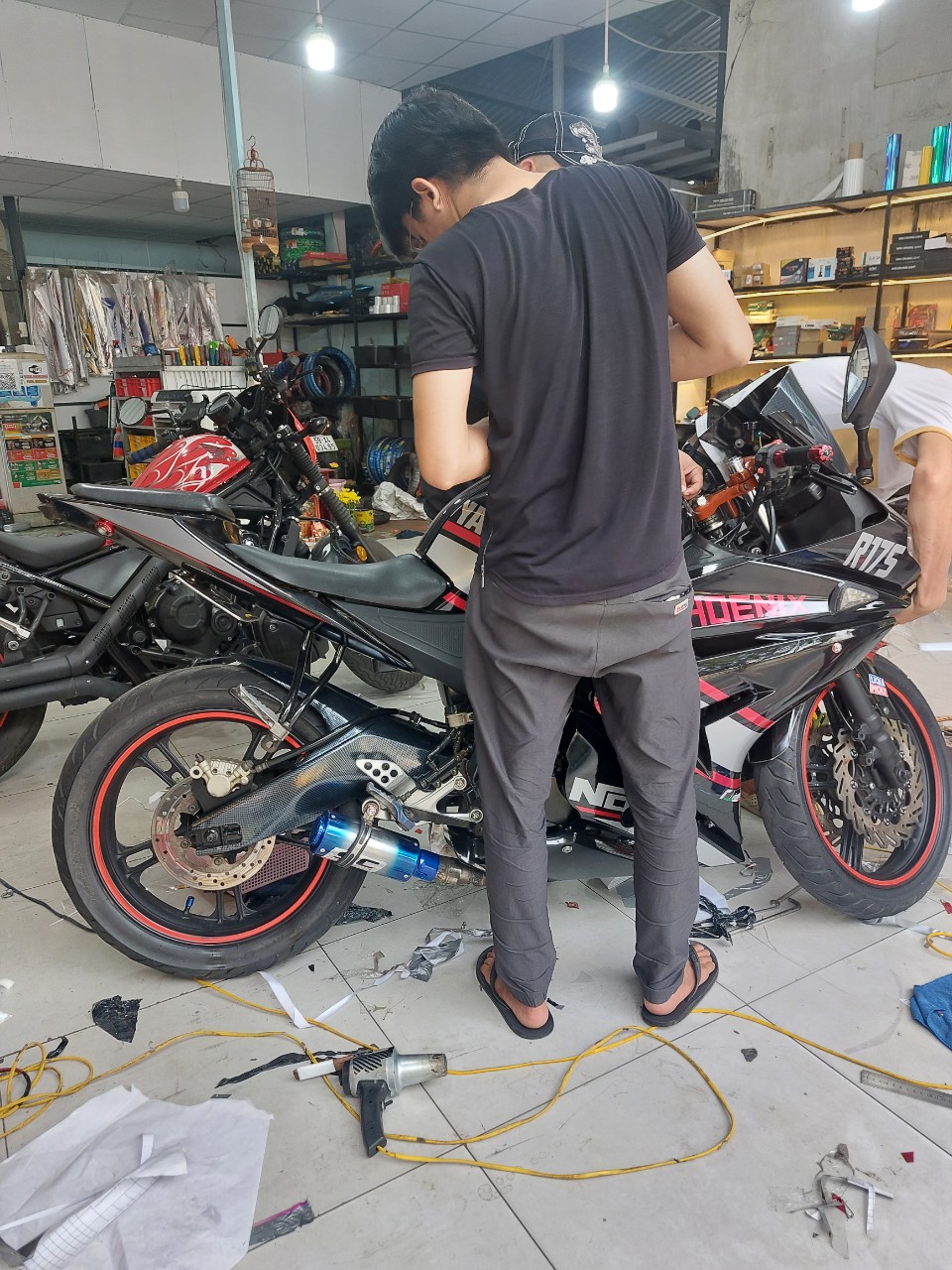 Chế Tem Mô Tô R175 Theo Yêu Cầu: Dịch Vụ Độc Đáo Tại Decal Thủ Đức