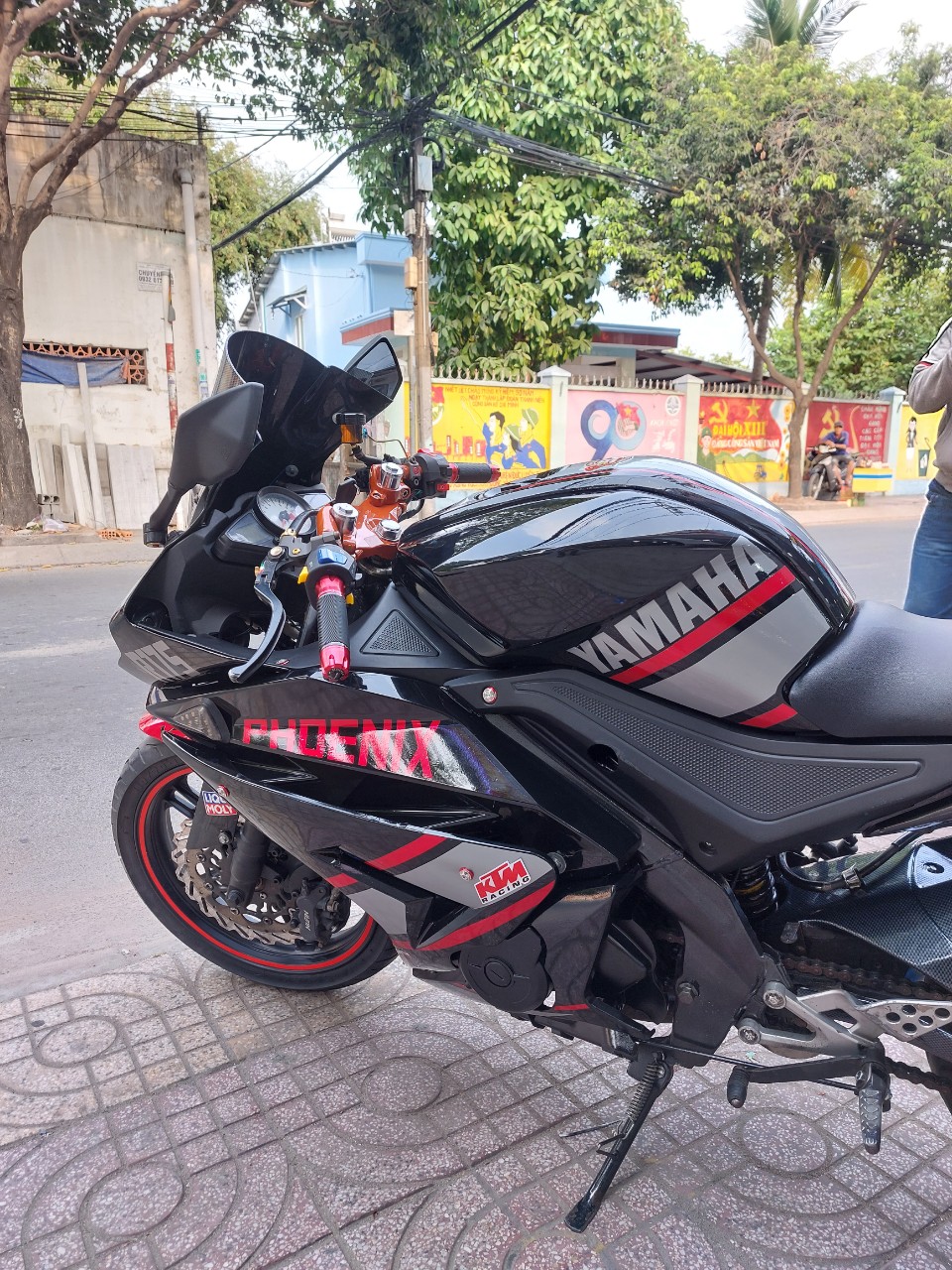 Chế Tem Mô Tô R175 Theo Yêu Cầu: Dịch Vụ Độc Đáo Tại Decal Thủ Đức